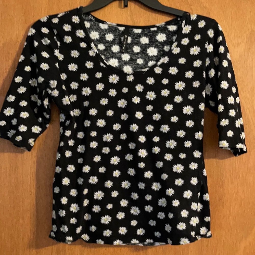 Women’s Knit Black Top with White Daiseys